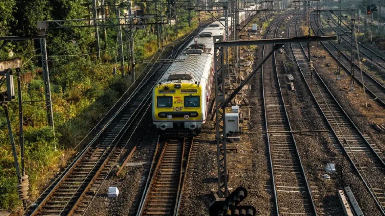 रात्री ११:२५ नंतर नवी मुंबई ‘राम भरोसे’! वाशी-ठाणे मार्गावर लोकल गाड्यांच्या अभावामुळे हजारो प्रवाशांचे प्रचंड