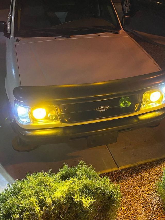 जुनीच नाही, नवीन गाडीचेही Headlights पिवळे पडतात; कारण काय?