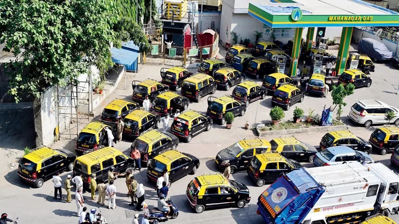 Mumbai CNG Price Hike: मुंबईत प्रवाशांना मोठा फटका? सीएनजी महागल्याने पंपांवर रांगा; रिक्षा-टॅक्सी भाडेवाढीची टांगती तलवार!