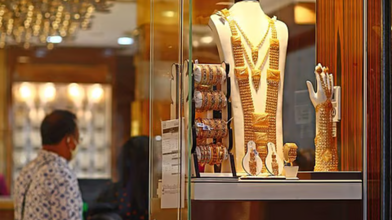 Gold Import Duty: दुबईमधून Gold खरेदी करुन आणणं आता पडेल महागात? 10 ग्रॅमवर लागेल ‘इतका’ Tax