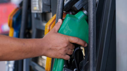 Fuel Crisis : सरकारने केली ‘ब्लॅकआउट’ ची घोषणा, ‘या’ देशात उरला नाही Petrol – Diesel चा एकही थेंब, आता…?