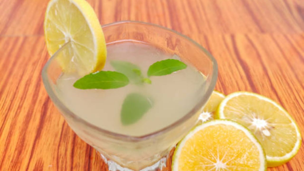 लिंबू पाणी मेटाबॉलिझम वाढवण्यास मदत करते. यामध्ये असलेले पेक्टिन फायबर भूक नियंत्रणात करण्यास करते. वजन वाढल्यानंतर कोणतेही सप्लिमेंट्स पिण्याऐवजी लिंबू पाणी प्यावे. 