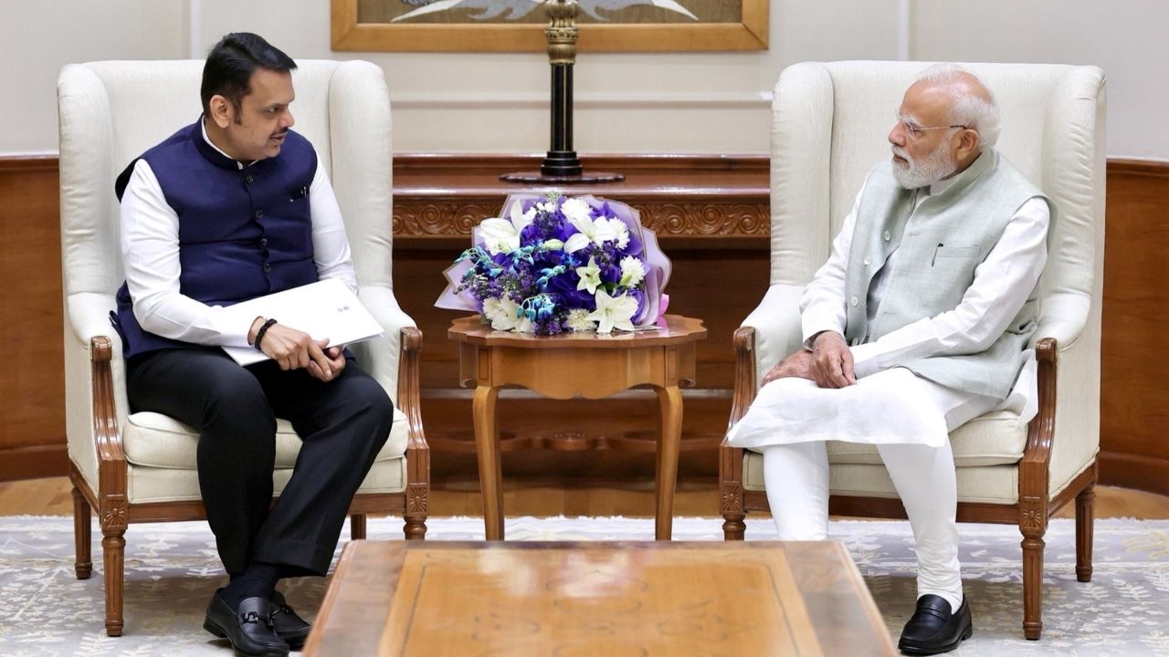मुख्यमंत्री फडणवीस यांनी घेतली पंतप्रधान मोदींची दिल्लीत भेट… दोन्ही उपमुख्यमंत्री सुद्धा दिल्लीत तळ ठोकून !
