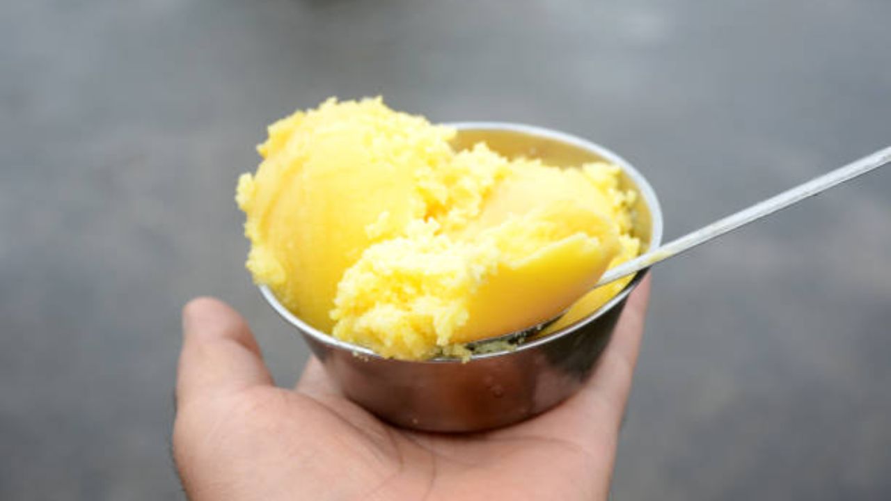 सकाळी उठल्यानंतर पोट व्यवस्थित स्वच्छ होत नसेल तर चमचाभर तूप खावे. यामुळे जुनाट बद्धकोष्ठता, अपचन आणि ऍसिडिटीच्या त्रासापासून कायमची सुटका मिळेल. 