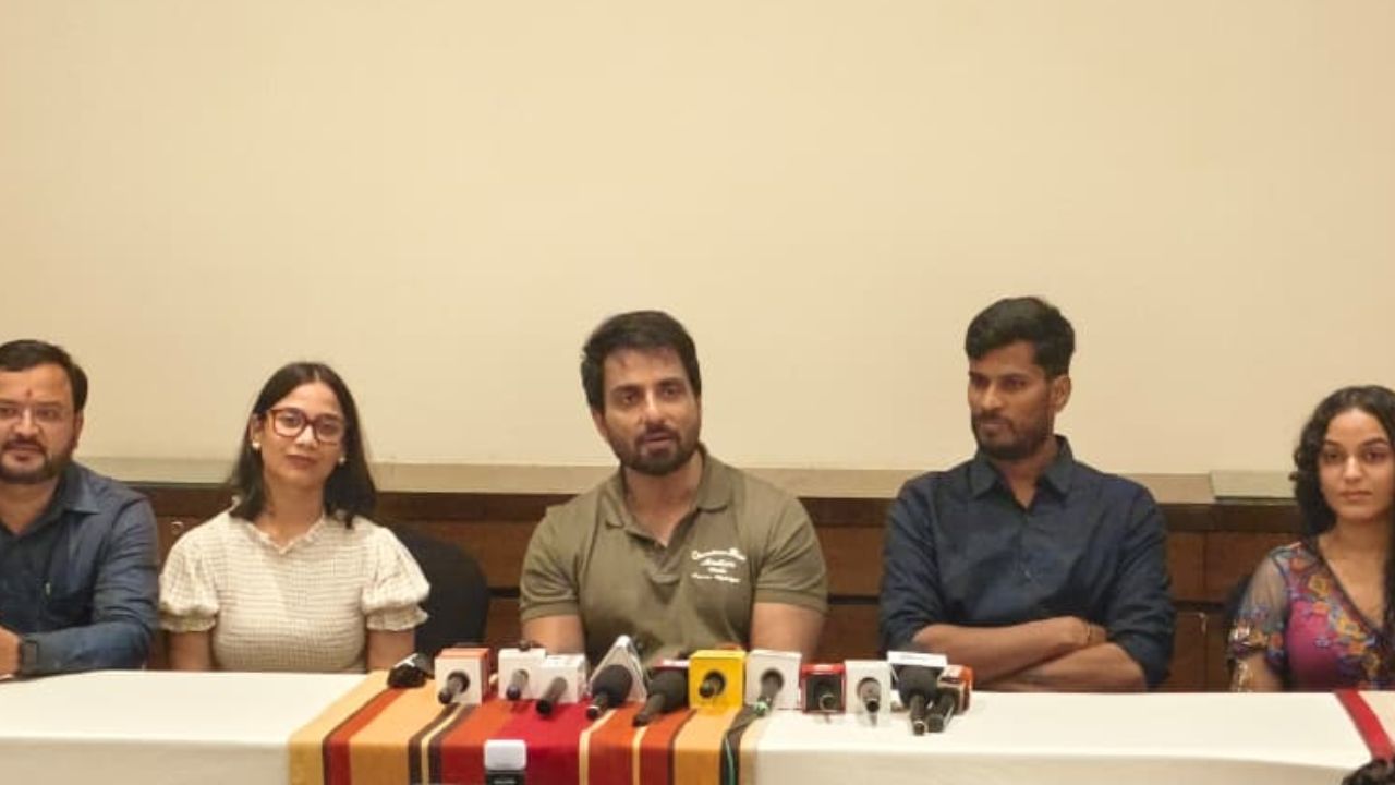 “चित्रपटांपेक्षा माणसांची ‘होप’ बनण्यातच खरे समाधान”- सोनू सूद; मोहोळ तालुक्यातील मसलेचौधरी गाव दत्तक