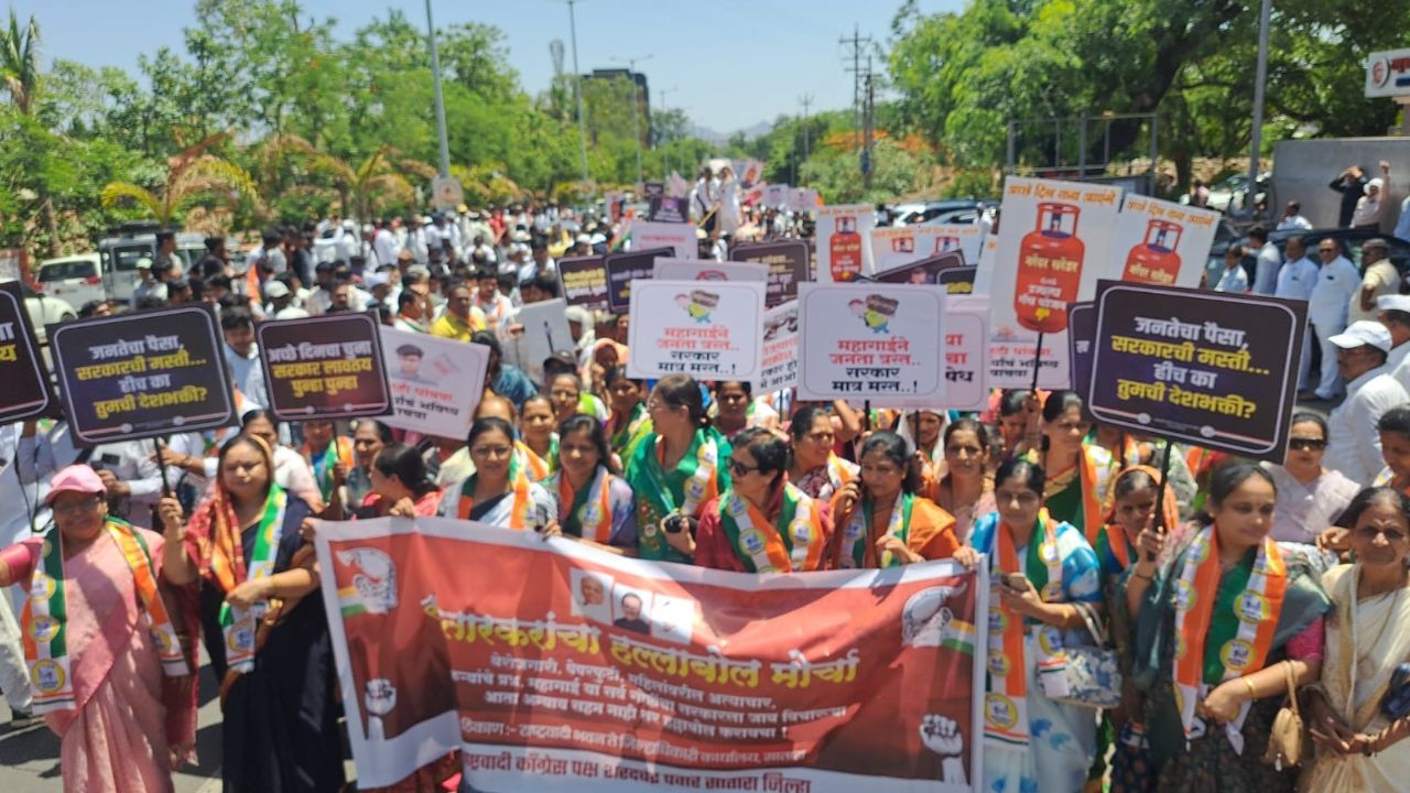 साताऱ्यात काँग्रेस आणि शरद पवार गटाचा सरकारविरोधी एल्गार, बैलगाडीतून आंदोलन करत जिल्हाधिकारी कार्यालयावर मोर्चा