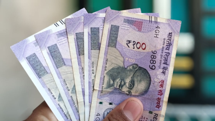 खिशात नाही आणा अन्…; कमाई घटत चालल्याने Loan काढत भागवावा लागतोय खर्च, Corona नंतर कर्जाचा बोजा थेट अडीच पटीवर