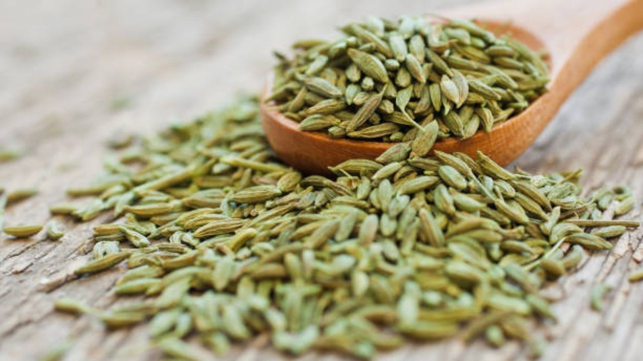 बडीशेपमध्ये औषधी गुणधर्म केवळ पचनक्रिया सुधारण्यासाठीच नाहीतर खाल्लेले अन्नपदार्थ सहज पचन होण्यासाठी सुद्धा मदत करतात. पोटात वाढलेला जडपणा कमी करण्यासाठी बडीशेप खावी. 