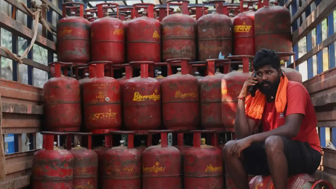 Oil and LPG Stock: देशात 60 दिवसांचा पेट्रोल-डिझेल आणि 45 दिवसांचा गॅस शिल्लक, सरकारचा खुलासा आता…