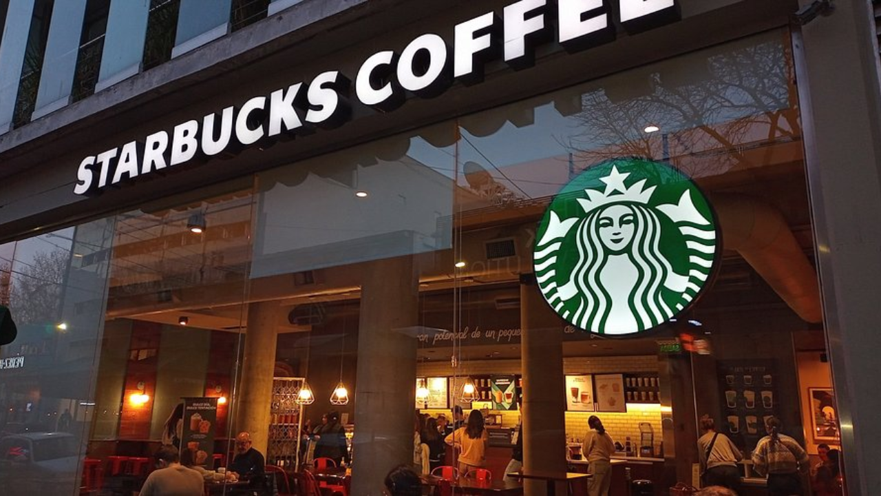 Starbucks मध्ये Boss लोकांचीच नोकरी धोक्यात; खर्च कमी करण्यासाठी CEO चा मोठा निर्णय
