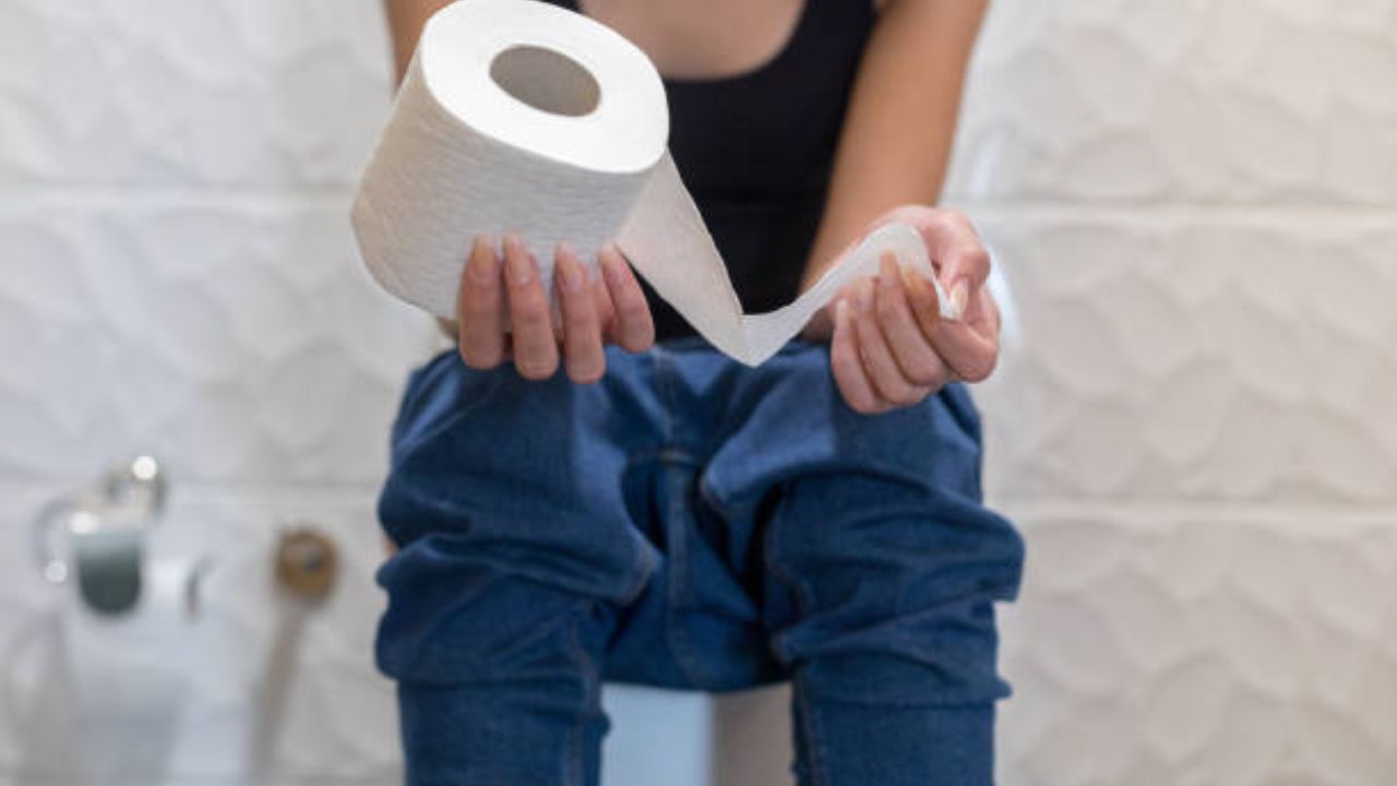 Constipation: बाथरूमध्ये अर्धा तास बसून सुद्धा पोट व्यवस्थित स्वच्छ होत नाही? पोट साफ होण्यासाठी करून पहा ‘हे’ घरगुती उपाय