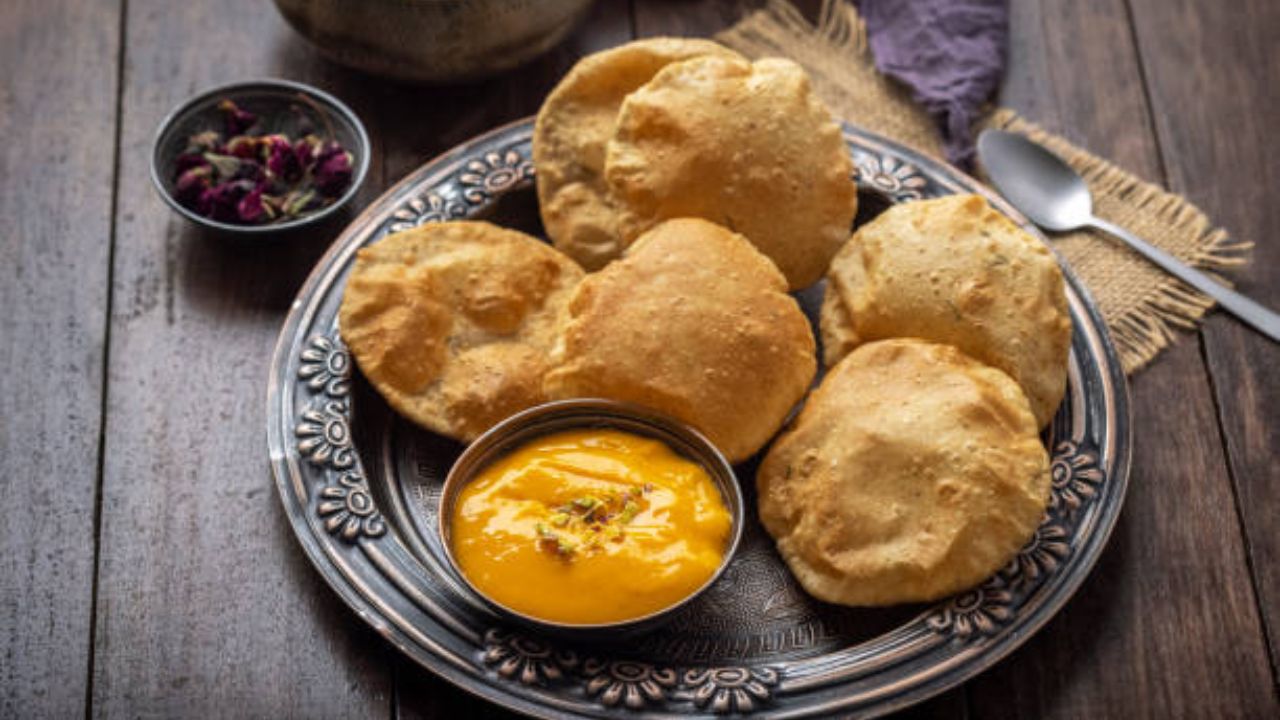 हापूस आंब्यांपासून बनवला जाणारा अतिशय सोपा आणि सगळ्यांच्या आवडीचा पदार्थ म्हणजे आमरस. उन्हाळ्याच्या दिवसांमध्ये घरी आलेल्या पाहुण्यांच्या स्वागतासाठी आणि गोड पदार्थ खाण्याची इच्छा झाल्यास आमरस पुरी बनवली जाते. 