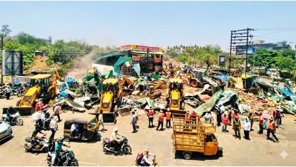 छत्रपती संभाजीनगरमध्ये महापालिकेचा मोठी कारवाई; १५ वर्षांपासूनची अवैध ‘शहानुरमिया दर्गा चौपाटी’ भुईसपाट