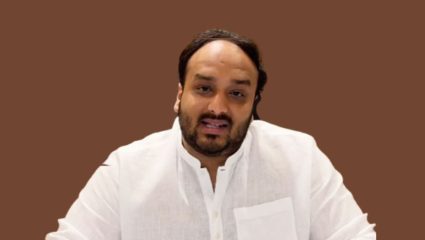 झिशान सिद्दीकी यांची आमदारकी धोक्यात? तटकरेंच्या एका सहीमुळे सगळं फिस्कटणार?