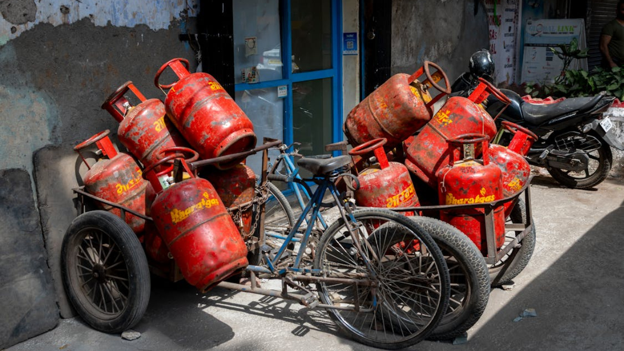 LPG Shortage Report : देशात गॅस सिलेंडरचा पुन्हा तुटवडा? व्हायरल रिपोर्टवर केंद्र सरकारची नेमकी काय भूमिका?