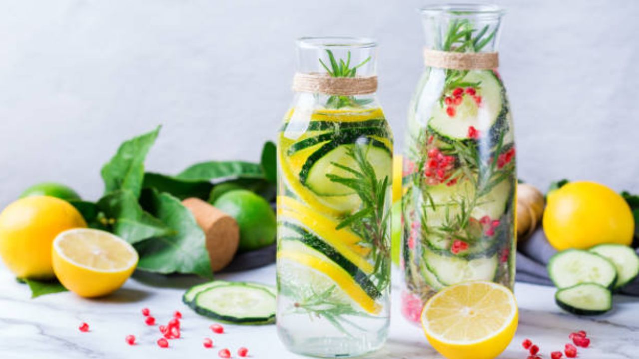नियमित प्या Detox Drinks! १० मिनिटांमध्ये तयार होणाऱ्या ‘या’ पेयांमुळे त्वचेवर येईल चमकदार ग्लो, गर्मीतसुद्धा राहाल फ्रेश
