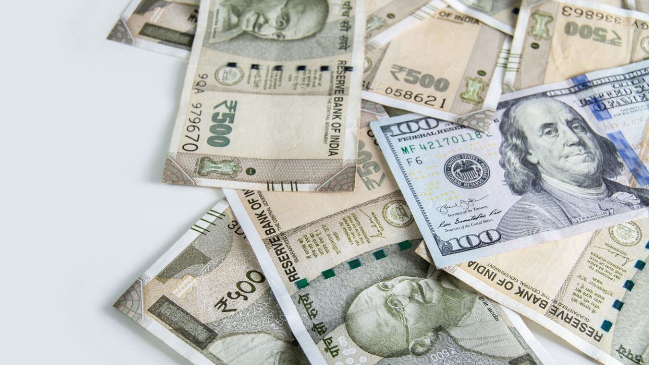Rupee vs US Dollar : रुपया वाचवण्याच्या प्रयत्नात RBI चं नशीब चमकलं, 53 अब्ज डॉलर विकून तिजोरीत आले तब्बल 50000 कोटी रुपये
