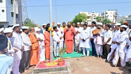 Vaduj News : वडूजमध्ये जल्लोषात धर्म ध्वजरोहण; पारंपरिक विधींनी मंडप उभारणीच्या कामाला सुरुवात