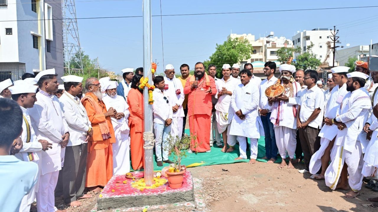 Vaduj News : वडूजमध्ये जल्लोषात धर्म ध्वजरोहण; पारंपरिक विधींनी मंडप उभारणीच्या कामाला सुरुवात