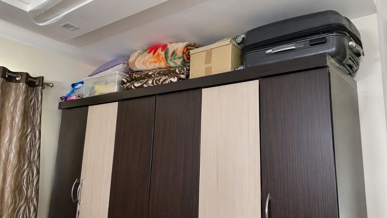 Vastu Tips: कपाटाच्या वर ठेवलेल्या या वस्तूंमुळे वाढू शकतात आर्थिक समस्या