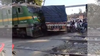 अति घाई संकटात नेई! रेल्वे कॉसिंगवर काही सेकंदाची घाई ट्रक चालकाला नडली; भरधाव ट्रेनला धडकी बसली अन्…, थरारक VIDEO VIRAL