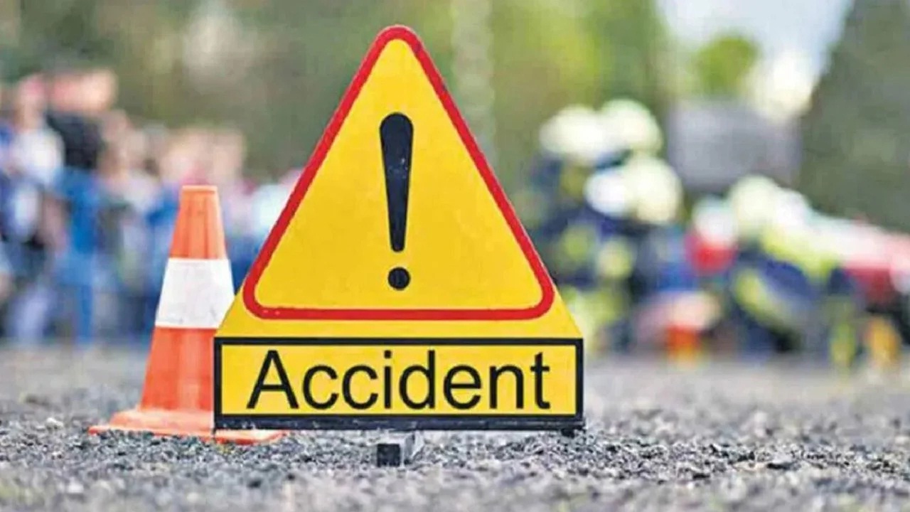 चारचाकीच्या धडकेत महिला गंभीर जखमी, दोन्ही पाय अन् हात फ्रॅक्चर; अपघातानंतर चालक फरार