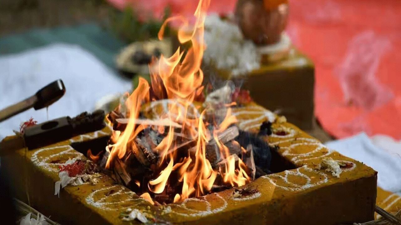 Astro Tips : यज्ञातील आहुतीसाठी चंदन-आंब्याचीच लाकडं का वापरतात ? जाणून घ्या प्राचीन परंपरेमागचं शास्त्र