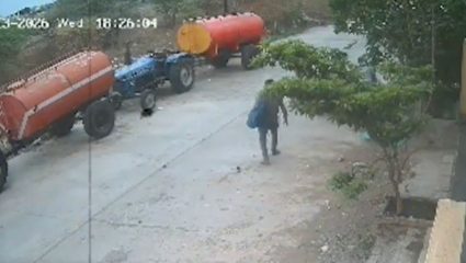 Beed Dog Attack CCTV : बीडमध्ये मोकाट कुत्र्यांचा उच्छाद! कुत्र्यांनी चिमुकल्याला फरफटत नेलं