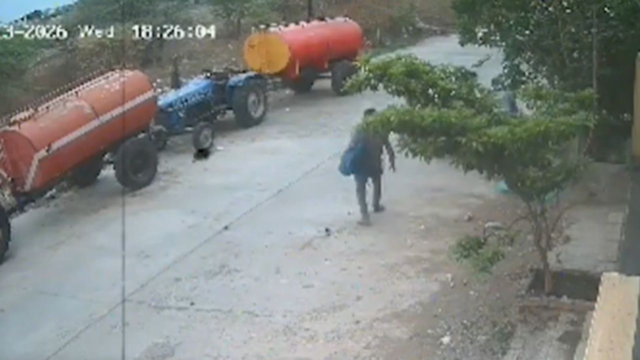 Beed Dog Attack CCTV : बीडमध्ये मोकाट कुत्र्यांचा उच्छाद! कुत्र्यांनी चिमुकल्याला फरफटत नेलं
