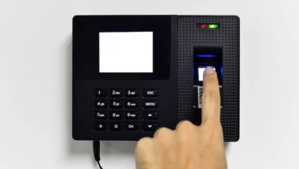 Biometric Attendance: विद्यार्थ्यांची ७५% उपस्थिती अनिवार्य! कॉलेजमधील बोगस हजेरी रोखण्यासाठी शासनाचा १०० कोटींचा ‘हा’ आहे प्लॅन