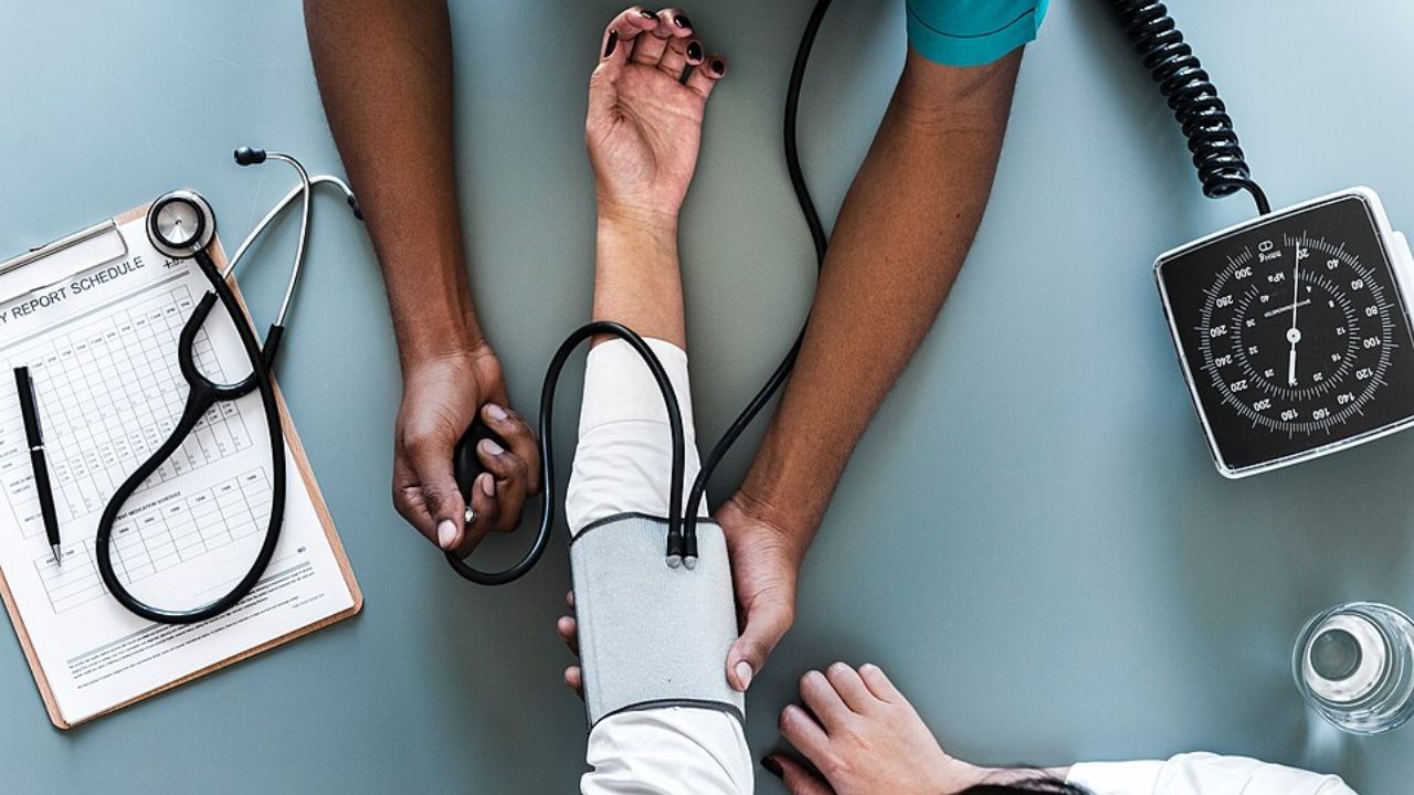 High Blood Pressure: हाय ब्लड प्रेशरच्या रुग्णांसाठी ‘हे’ पदार्थ ठरू शकतात धोकादायक; आजच खाणं टाळा