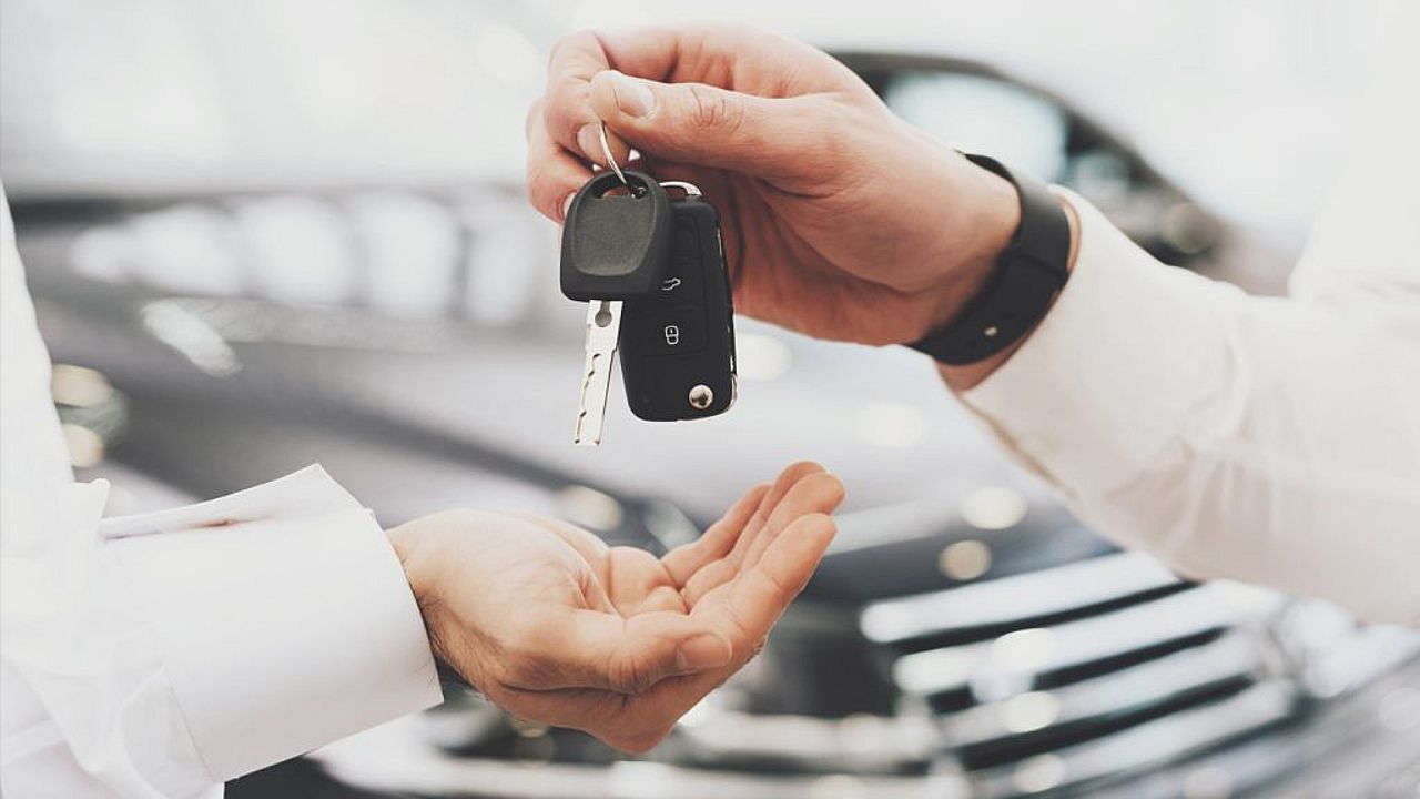 Car Buying  Tips: जुनी कार घेताना घाई नको! इंजिनपासून कागदपत्रांपर्यंत सर्व काही नीट तपासा