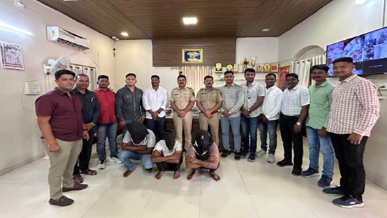 Daund Crime : अपघाताचा बनाव रचून साडे 6 लाखांचे खोबरे लंपास; दौंड पोलिसांनी चौघांना ठोकल्या बेड्या