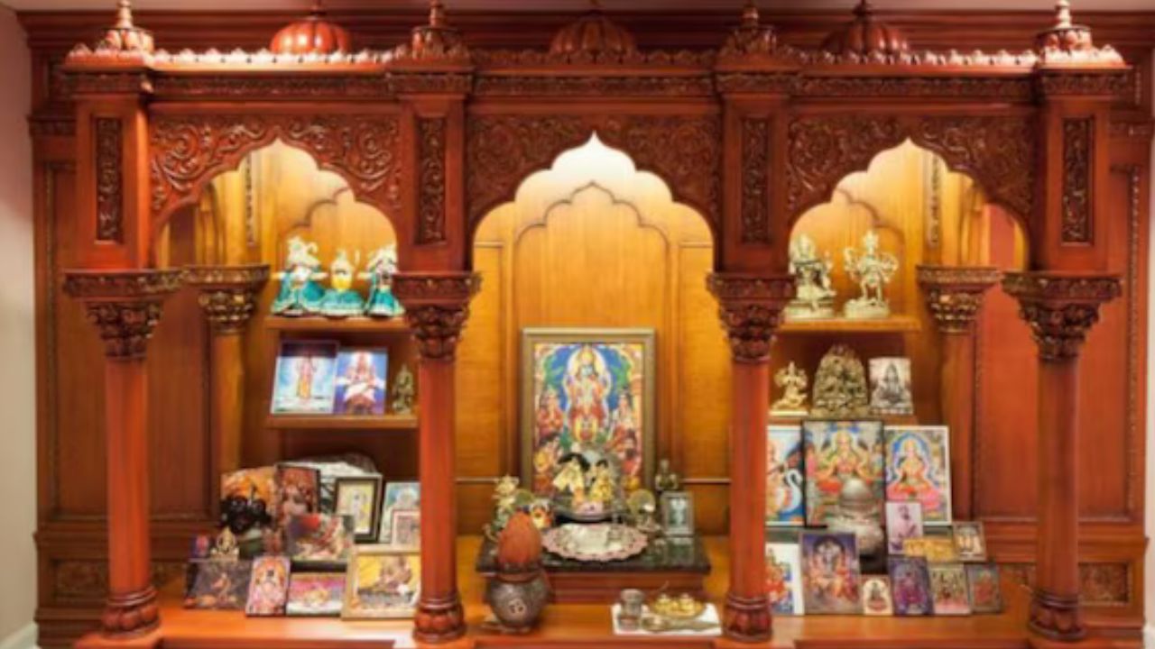 Devghar Vastu Tips : देवघरात एकाच देवतेचे दोन फोटो असणं शुभ की अशुभ, काय सांगतं वास्तुशास्त्र ?