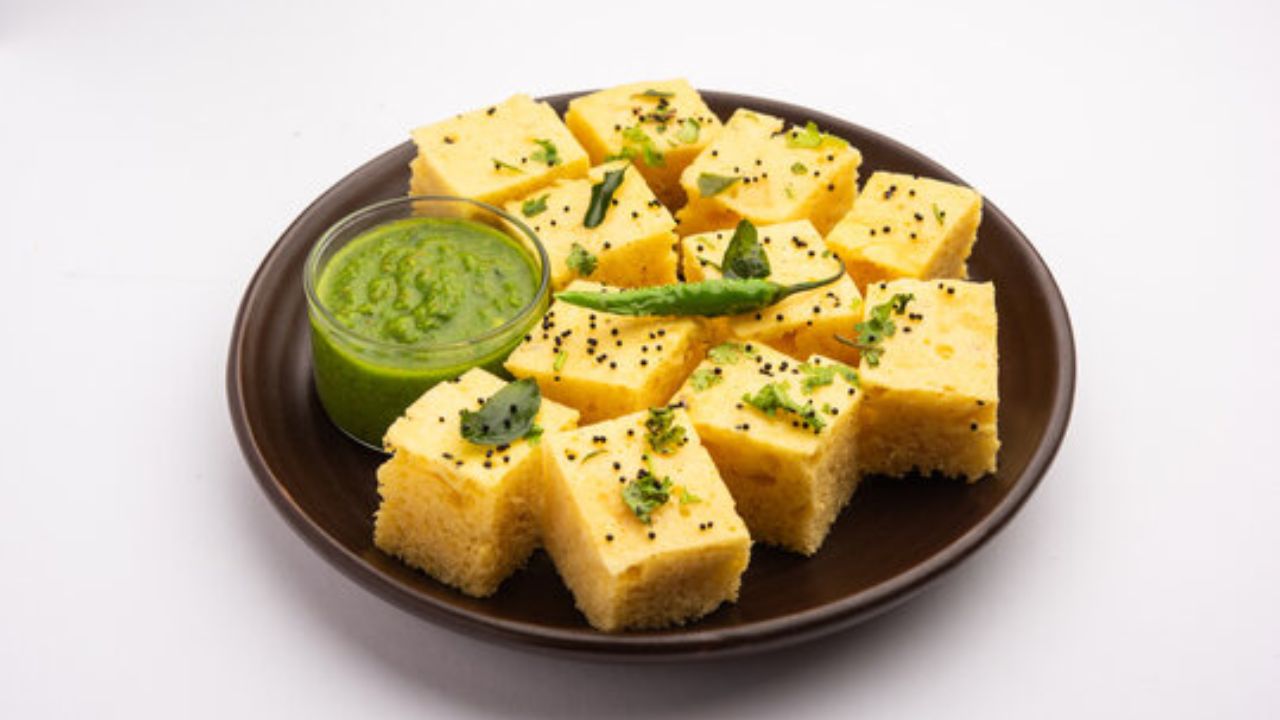 Dhokla Recipe: घरच्या घरी झटपट बनवा मऊ-स्पॉंजी ढोकळा; फॉलो करा ‘ही’ ट्रिक, वाचा सोपी रेसिपी