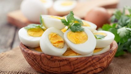 Health Tips: अंड्याचा पिवळा भाग खाल्ल्याने खरंच वजन वाढतं? जाणून घ्या यामागचे सत्य