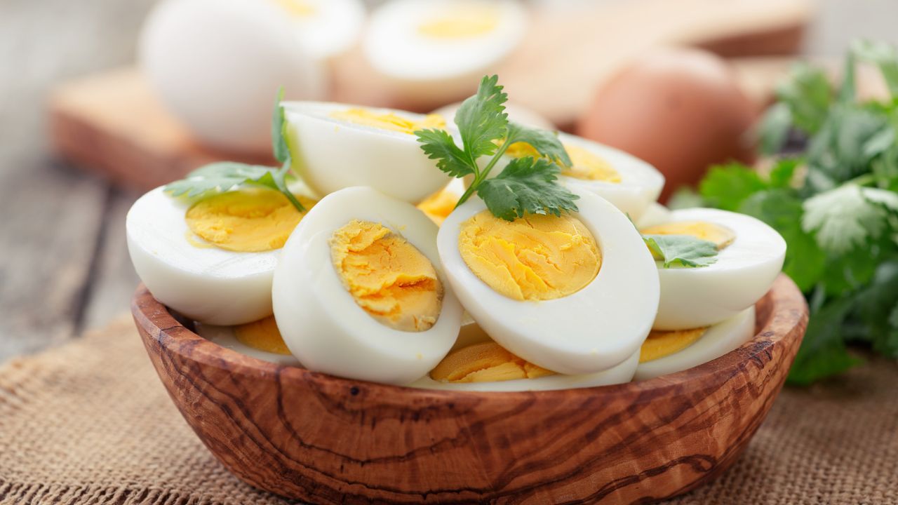 Health Tips: अंड्याचा पिवळा भाग खाल्ल्याने खरंच वजन वाढतं? जाणून घ्या यामागचे सत्य