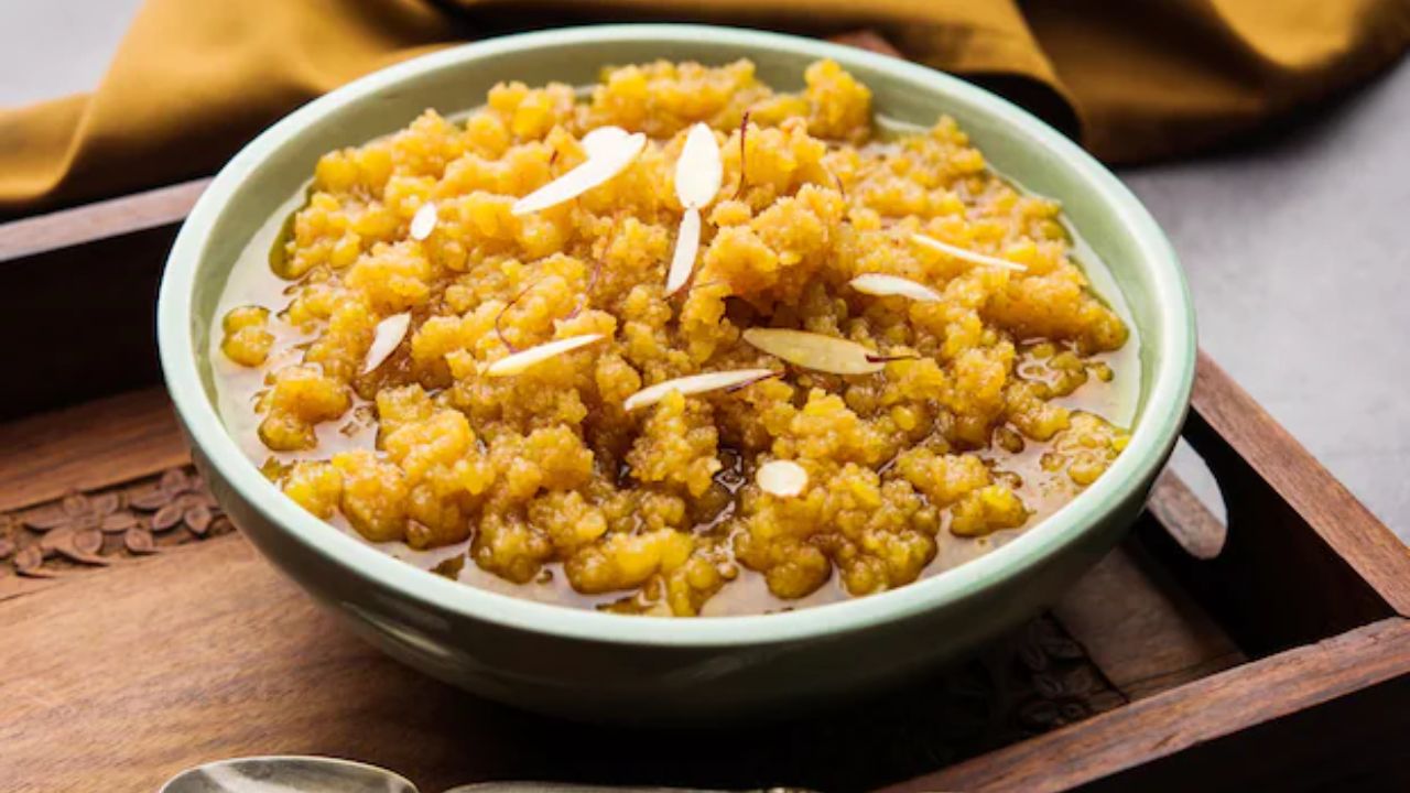Moong Dal Halwa: घरच्या घरी बनवा रेस्टॉरंट स्टाईल मूग डाळ हलवा, नोट करा सोपी रेसिपी