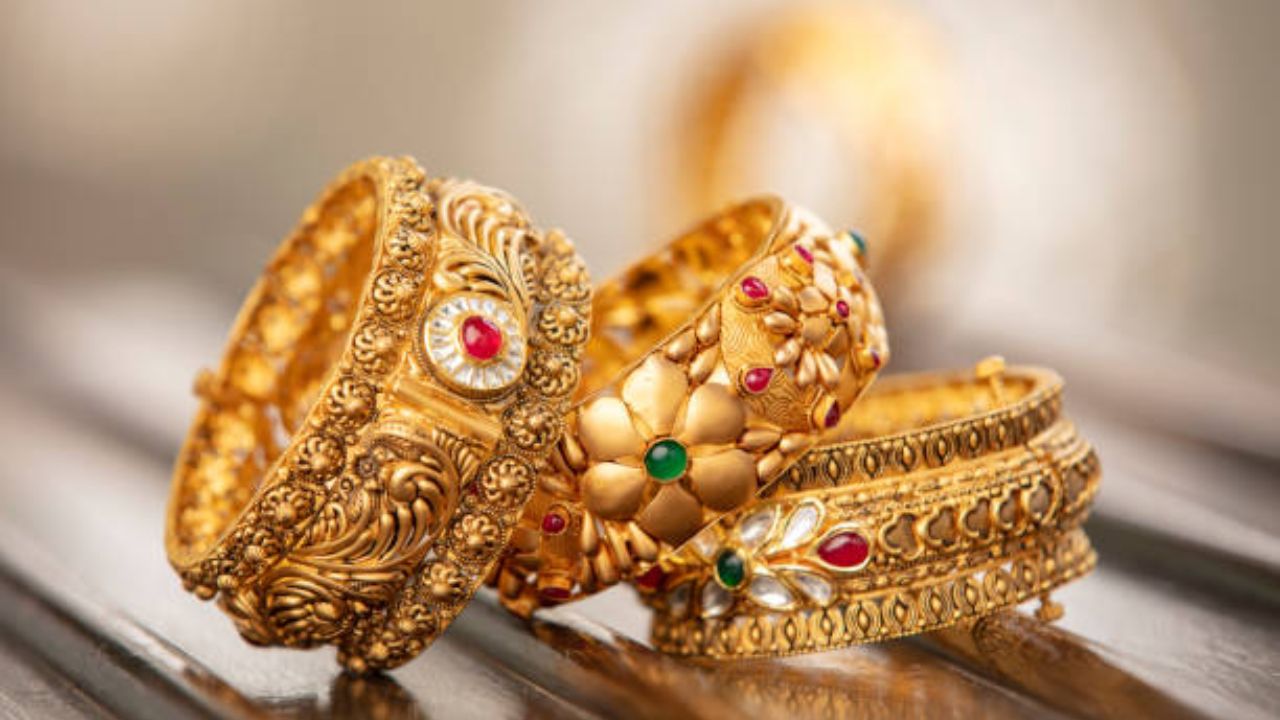जुनी, काळी पडलेली सोन्याची ज्वेलरी नव्यासारखी चमवायची आहे? मग या होम ट्रिकचा वापर करा आणि घरीच दागिन्यांची शाईन वाढवा