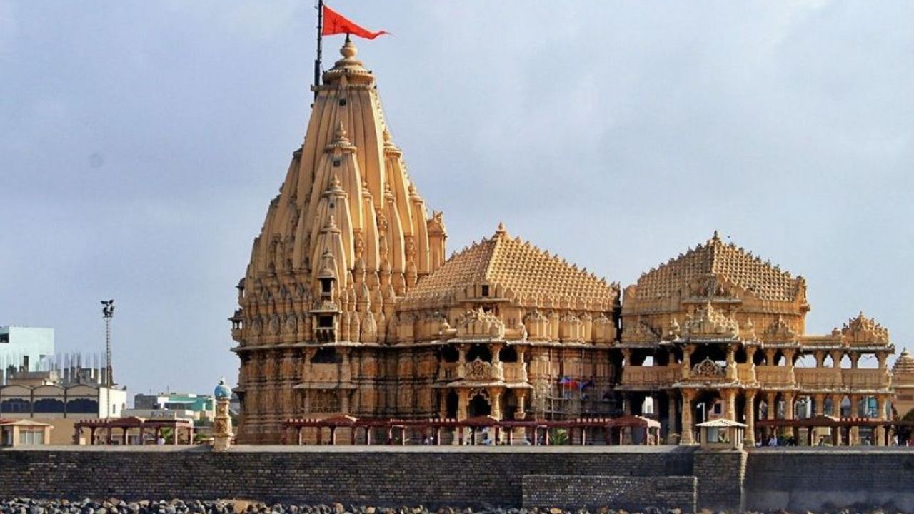 अरबी समुद्राच्या काठावर वसलेलं प्राचीन शिवमंदिर ज्याला पंतप्रधान मोदींनीही दिली भेट, जाणून घ्या सोमनाथ मंदिराला कसं जायचं…