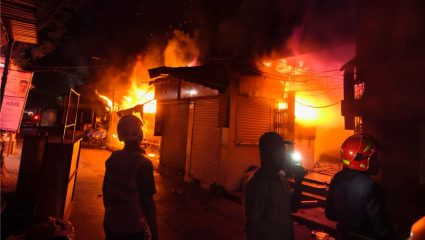 ठाण्याच्या गावदेवी मार्केटमध्ये भीषण आग; बचावकार्यात सुरक्षा रक्षकासह अग्निशमन जवानाचा दुर्दैवी मृत्यू