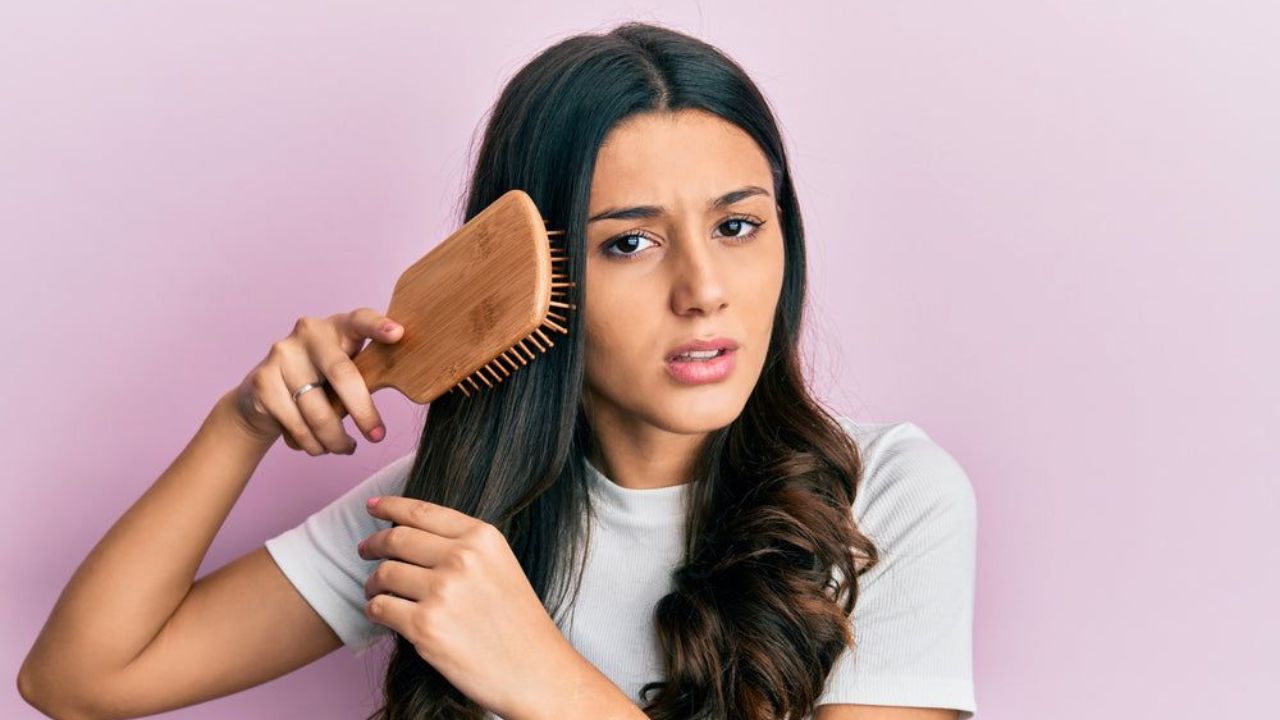 Haircare Tips : घामामुळे केस चिकट होतात? जाणून घ्या स्कॅल्प हेल्दी ठेवण्याचे सोपे उपाय
