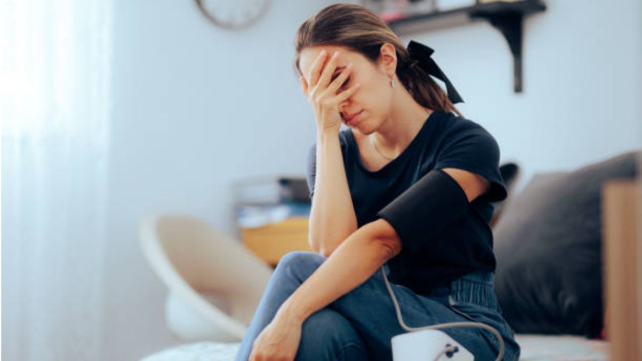 Blood Pressure Control : कोणत्याही औषधाशिवाय हाय ब्लड प्रेशरला करता येईल कंट्रोल, रोजच्या जीवनात न चुकता करा ‘हे’ काम