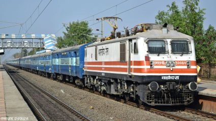 मध्य रेल्वेच्या ‘ऑपरेशन जीवन रक्षक’ची कमाल; ४ महिन्यांत २५ प्रवाशांना मृत्यूच्या दारातून खेचलं बाहेर