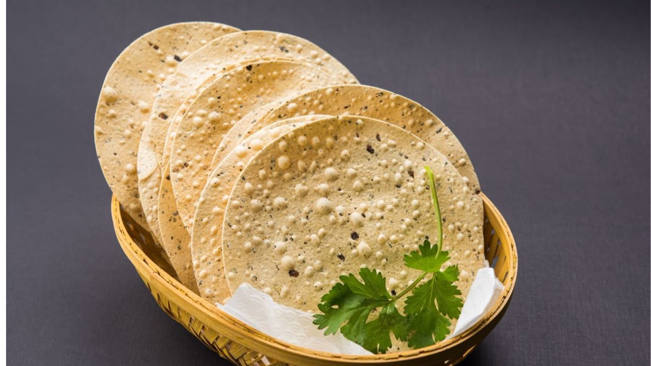 Recipe : उडदाच्या डाळीपासून नाही तर बेसनापासून झटपट घरी बनवा कुरकुरीत पापड, वाळवण्याचीही गरज लागणार नाही