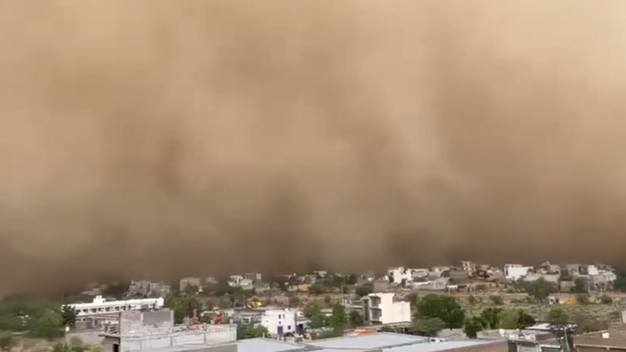 दिवसा पडला रात्रीसारखा अंधार! पाकिस्तानहून आलेल्या वाळूच्या महावादळाने राजस्थान हादरलं