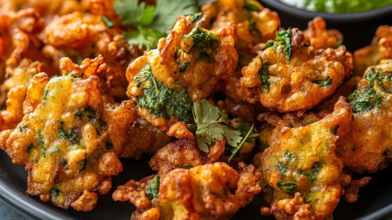 Recipe : पौष्टिकतेने भरपूर तुम्ही कधी कुरकुरीत ‘मेथीचे भजी’ खाल्ले आहेत का? आजच नोट करा रेसिपी