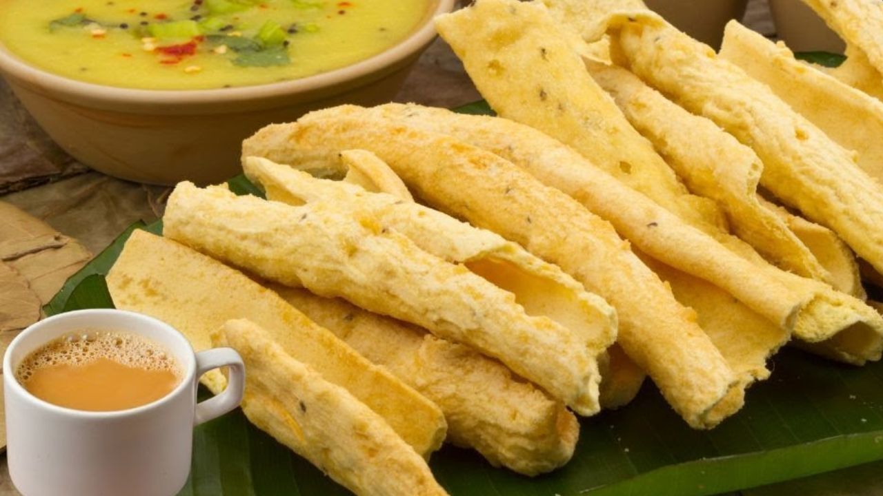 Recipe : बाजारासारखा कुरकुरीत गुजराती ‘फाफडा’ बनवा घरच्या घरी, अनेक दिवस साठवून ठेवता येईल हा हटके स्नॅक
