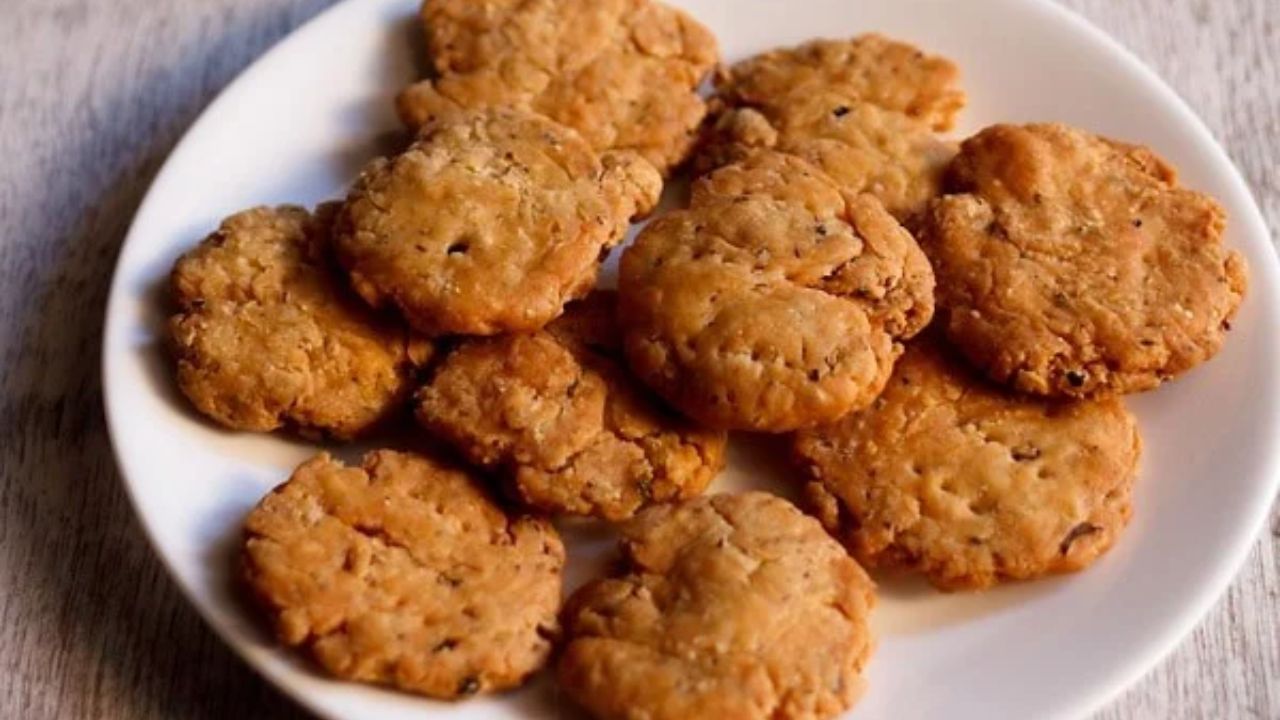 Recipe : मैद्यापासून नाही तर गव्हाच्या पिठापासून घरी बनवा कुरकुरीत मठरी, झटपट तयार होईल रेसिपी