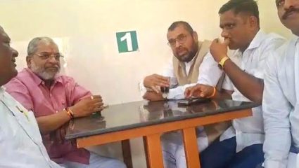कट्टर राजकीय वैर विसरून ‘चाय पे चर्चा’; इंदापुरात राजू शेट्टी-सदाभाऊ खोत पुन्हा एकत्र